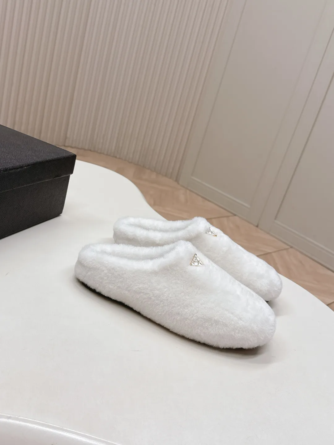 👟👟Ex-factory price 520👟👟 Prada prada25 autumn and winter furry slippers series, half-slip wool slippers, classic triangle buckle, comfortable, cute, cute, fashionable, elegant and versatile, the wool is comfortable and soft, awakening the warmth of autumn and winter. Let you walk comfortably from morning to night. Pair it with socks to easily cope with the changing seasons. Wool, sheep pattern lining, original outsole! 35-40 yards